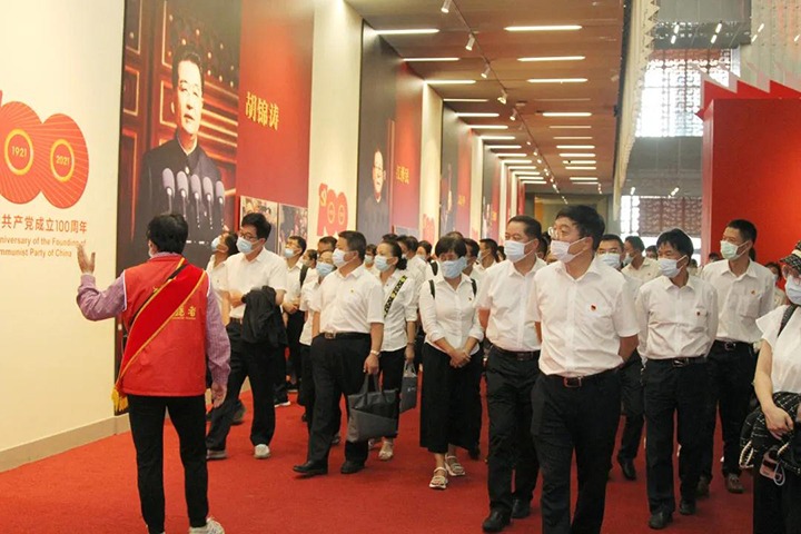 云煤（万利官网）集团党委组织宽大干部职工旅行云南省庆祝中国共产党建设100周年成绩展