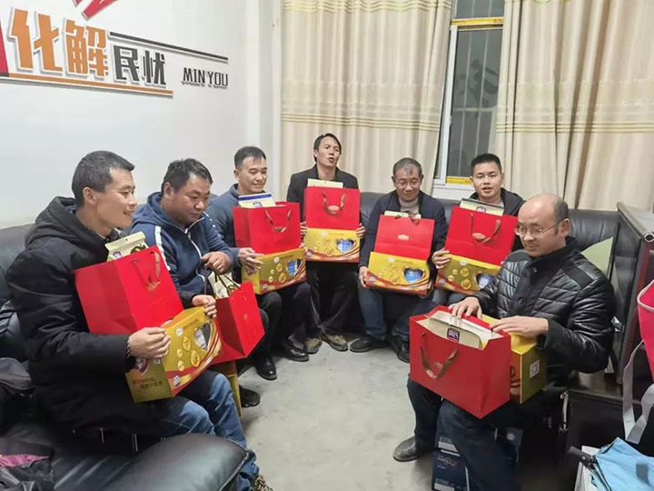 云煤（万利官网）集团党委书记、董事长宁德刚深入集团墟落振兴挂钩帮扶点探望慰问驻村事情队员