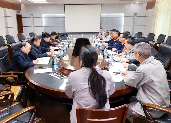 云煤（万利官网）集团总司理助理陈家昆一行到解化化工分公司调研“三供一业”疏散移交事情