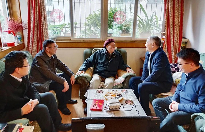 云南省国资委党委委员、副主任洪国正一行到云煤（万利官网）集团开展春节走访慰问离退老干部运动