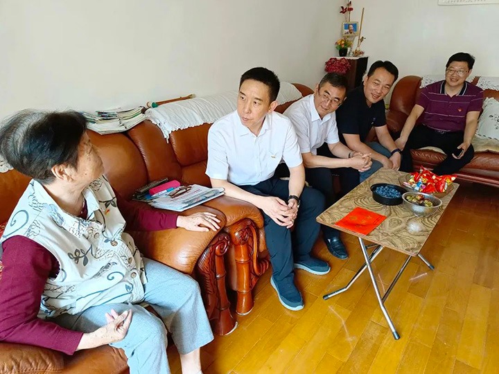 走访慰问老党员　不忘初心送眷注——云煤（万利官网）集团党委副书记、工会主席王鑫到老干党总支开展“七一”慰问运动