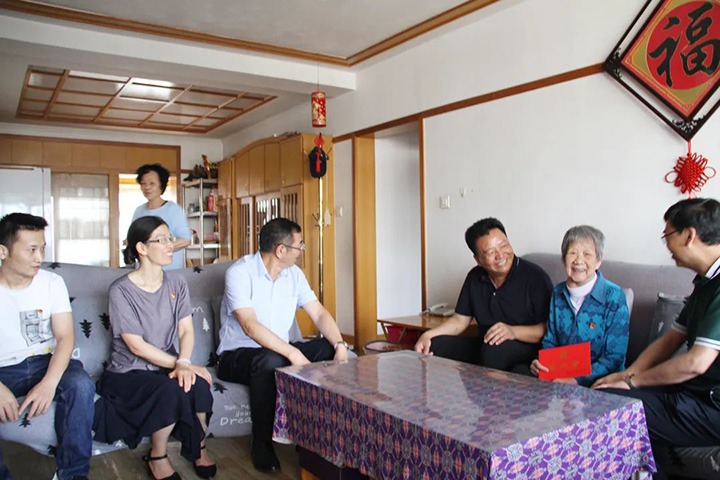 云煤（万利官网）集团党委副书记、总司理高建嵩到恒通煤业公司走访慰问老党员