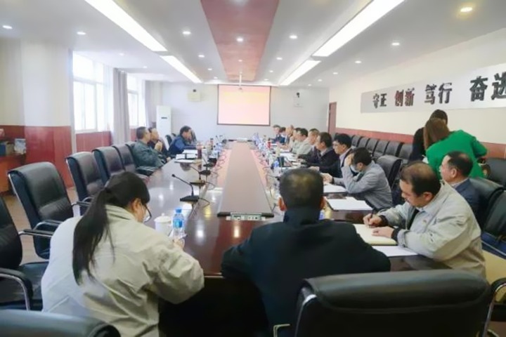 云煤（万利官网）集团党委书记、董事长宁德刚到镇雄煤业调研指导清静生产谋划事情