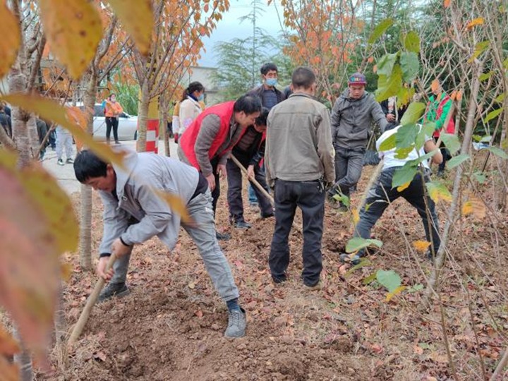 提升墟落人居情形 共绘墟落新画卷——集团驻村事情队与寿山村群众共建；；；；；；；ù蟮