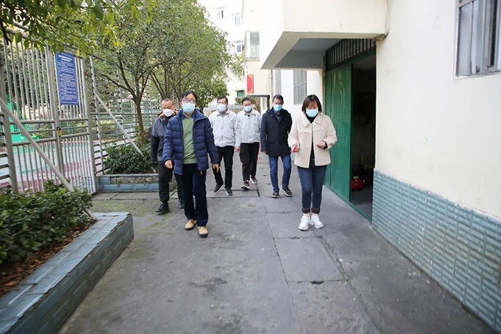 云煤（万利官网）集团党委委员、副总司理施从伟到镇雄煤业公司开展元旦、春节送温暖走访慰问运动