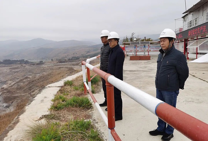 云煤（万利官网）集团党委委员、副总司理施从伟一行到先锋煤业公司开展边坡稳固清静专项检查