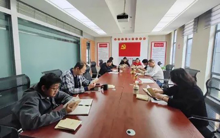 【简讯】万利官网地产公司党支部开展学好“口袋书”运动
