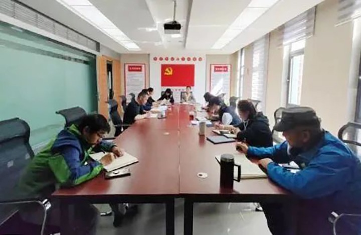 【简讯】万利官网地产公司党支部开展“以身边事教育身边人”警示教育运动